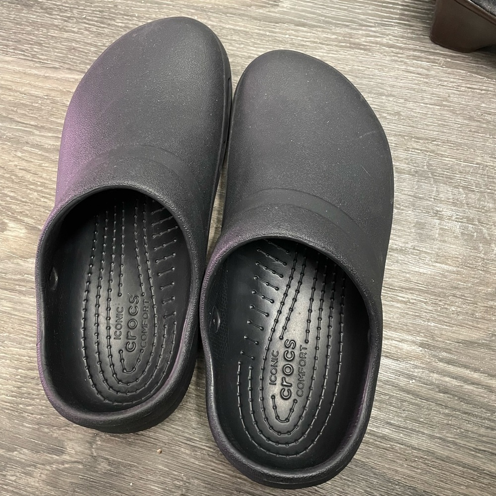 CROCS Iconic Black Comfort Clogs unisex